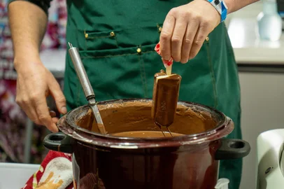 11.10.2026. De fruta típica da região a picolé: butiá vira aposta de agroindústria de Rio Grande. Produzido pelo Sítio Silva Bolaxa, o sabor conquistou consumidores e agora chama a atenção do público na Expofeira de Pelotas. Foto Patrick Quadros / Associação Rural de Pelotas<!-- NICAID(16385273) -->