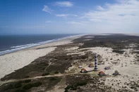 Santa Vitória do Palmar, RS, Brasil, 11-01-2023: Farol Albardão, o mais remoto e alto da costa gaúcha. Trilha de Longo Curso Cassino-Barra do Chuí. A Rede Brasileira de Trilhas é uma iniciativa do Governo Federal destinada a conectar pontos de interesse do patrimônio cultural e natural brasileiro por meio de trilhas de longo curso em todo o Brasil. Foto: Mateus Bruxel / Agência RBSLocal: Santa VitÃ³ria do Palmar<!-- NICAID(15327172) -->
