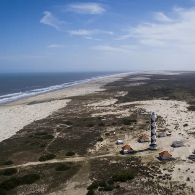 Santa Vitória do Palmar, RS, Brasil, 11-01-2023: Farol Albardão, o mais remoto e alto da costa gaúcha. Trilha de Longo Curso Cassino-Barra do Chuí. A Rede Brasileira de Trilhas é uma iniciativa do Governo Federal destinada a conectar pontos de interesse do patrimônio cultural e natural brasileiro por meio de trilhas de longo curso em todo o Brasil. Foto: Mateus Bruxel / Agência RBSLocal: Santa VitÃ³ria do Palmar<!-- NICAID(15327172) -->