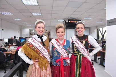 CAXIAS DO SUL, RS, BRASIL, 05/07/2023. A corte do 50º Festivla de Folclore de Nova Petrópolis, formada pela rainha Ângela Nicole Fuhr, as princesas Karol Michaelsen Fassbinder (Laço Preto) e Érica Bratz Pescador, visitou a sede do Grupo RBS em Caxias do Sul nesta quarta-feira. (Neimar De Cesero/Agência RBS)<!-- NICAID(15474481) -->