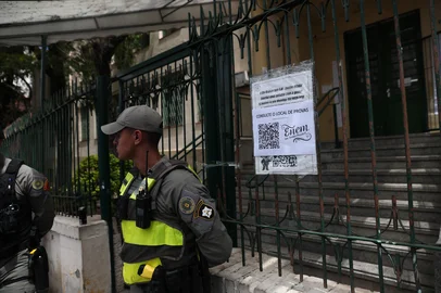 Jonathan Heckler / Agencia RBS PORTO ALEGRE RS BRASIL, 09-11-2025: candidatos realocados do Enem ficam sem salas para realizar provas no instituto rio Branco. Foto Jonathan Heckler/agência RBS<!-- NICAID(16163882) -->