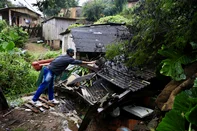 Porto Alegre, RS, Brasil, 20-06-2025 – Giovani Floriano perdeu sua casa após um deslizamento de terra causado pelas fortes chuvas, na Rua Ernesto Araújo, Beco 60, bairro São José, zona Leste da capital. Ele acordou às 4h20 da madrugada, no momento em que parte da residência foi soterrada. Giovani morava no local com seu gato, Thom.<!-- NICAID(16064052) -->