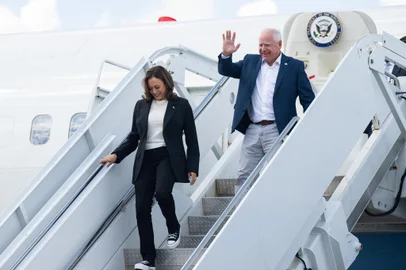 (L-R) US Vice President and Democratic presidential candidate Kamala Harris and her running mate Minnesota Governor Tim Walz step off Air Force Two upon arrival at Savannah/Hilton Head International Airport in Savannah, Georgia, August 28, 2024, as they travel for a 2-day campaign bus tour. (Photo by SAUL LOEB / AFP)Editoria: POLLocal: SavannahIndexador: SAUL LOEBSecao: electionFonte: AFPFotógrafo: STF<!-- NICAID(15857975) -->