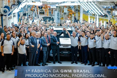 O presidente Luiz Inácio Lula da Silva falou nesta quinta-feira (15), durante inauguração da fábrica da montadora chinesa GWM A cerimônia ocorreu em Iracemápolis, no interior de São Paulo. Segundo o governo, a nova fábrica deve gerar mil empregos no Brasil até o fim deste ano. A GWM prevê investir R$ 4 bilhões no país até 2026, incluindo a abertura da nova unidade. Entre 2027 e 2032, está previsto um aporte adicional de R$ 6 bilhões.<!-- NICAID(16102859) -->