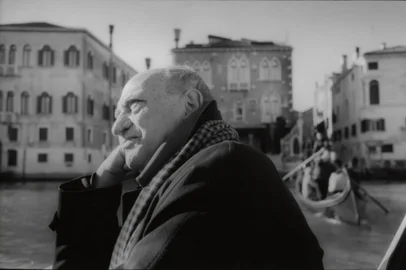 O escultor italiano Arnaldo Pomodoro, conhecido por suas esferas geométricas de bronze, morreu na noite de domingo (22), em sua casa em Milão. Ele completaria 99 anos nesta segunda-feira (23).<!-- NICAID(16065254) -->