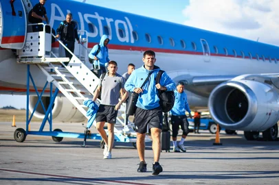 RS - FUTEBOL/ CHEGADA GREMIO  - ESPORTES - DelegaÃ§Ã£o do Gremio desembarca em Mendoza, na Argentina, onde enfrenta a equipe do Godoy Cruz, em partida valida pelo Copa Sul-Americana 2025. FOTO: LUCAS UEBEL/GREMIO FBP. Kannemann<!-- NICAID(16023284) -->