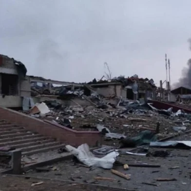 Autoridades da Ucrânia  afirmaram neste domingo (13) que ataques aéreos da Rússia contra uma base militar em Yavoriv, ​​na região de Lviv, deixaram ao menos 35 mortos e mais de 130 feridos. O local da base é próximo da fronteira com a Polônia, país membros da Organização do Tratado do Atlântico Norte (Otan).<!-- NICAID(15040507) -->