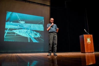 O potencial das hidrovias do Rio Grande do Sul foi o centro do debate de evento realizado pela Federação das Associações de Municípios do RS (Famurs), em Porto Alegre, nesta segunda-feira (22). Sessenta e sete municípios localizados nas costas de rios ou lagoas navegáveis do Estado se reuniram no Teatro Dante Barone, da Assembleia Legislativa, para debater o tema. Com o nome de IV Encontro dos Municípios Hidroviários do RS, a reunião foi realizada em parceria com a Hidrovias RS. Na foto, Amyr Klink. Foto: Guilherme Pedrotti/Famurs<!-- NICAID(15435399) -->