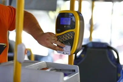 PORTO ALEGRE, RS, BRASIL, 12-12-2013: virada de ano traz novamente a discussão sobre o preço das passagens de ônibus (FOTO FÉLIX ZUCCO/AGÊNCIA RBS, Editoria de Geral).<!-- NICAID(10050106) -->