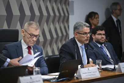 CPI do Crime Organizado (CPICRIME) realiza reuniÃ£o para leitura e deliberaÃ§Ã£o do relatÃ³rio final.A CPI apura suspeitas de lavagem de dinheiro e uso do comÃ©rcio de joias para movimentar recursos de facÃ§Ãµes, alÃ©m de avaliar a eficÃ¡cia das polÃ­ticas pÃºblicas de combate Ã  lavagem de dinheiro no PaÃ­s. A finalidade da comissÃ£o Ã© apurar a atuaÃ§Ã£o, expansÃ£o e o funcionamento de organizaÃ§Ãµes criminosas no territÃ³rio brasileiro, em especial de facÃ§Ãµes e milÃ­cias, de modo a permitir a identificaÃ§Ã£o de soluÃ§Ãµes adequadas para o seu combate, especialmente por meio do aperfeiÃ§oamento da legislaÃ§Ã£o atualmente em vigor. Mesa: presidente da CPI CRIME ORGANIZADO, senador Fabiano Contarato (PT-ES); relator da CPICRIME, senador Alessandro Vieira (MDB-SE).Foto: Saulo Cruz/Agência Senado<!-- NICAID(16265575) -->