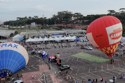 Cerca de 10 mil pessoas participam do primeiro final de semana do Festival de Balonismo de Caxias do Sul.<!-- NICAID(16093661) -->