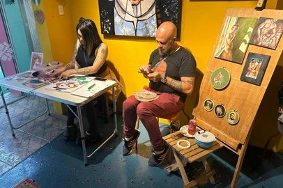 Vai rolar mais uma edição da da Feira Cultural, no Ponto Coletivo. Vai ser no sábado, dia 18, a partir das 17h.FOTO: artistas visuais Marina Luísa e Rafael Dambros<!-- NICAID(15954775) -->
