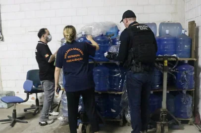 Operação flagra envase de água por fábrica interditada em Alvorada<!-- NICAID(14743724) -->