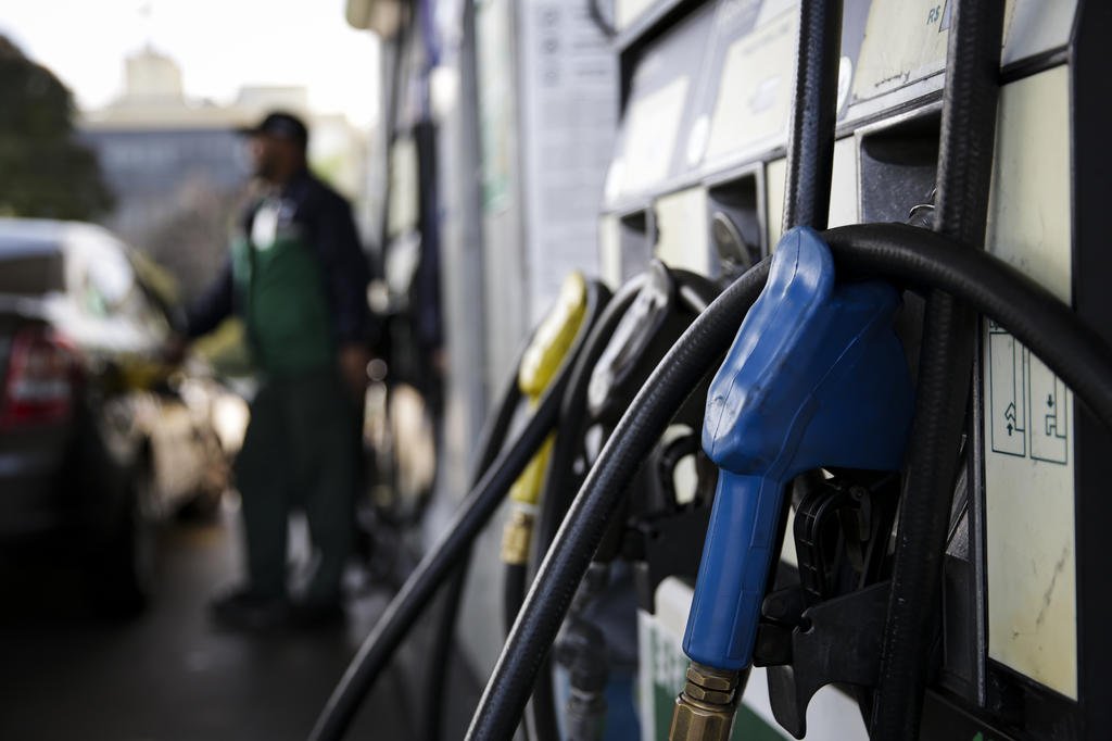 Diesel fica mais caro nas refinarias neste s&aacute;bado