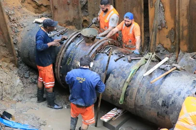 PORTO ALEGRE - RIO GRANDE DO SUL - BRASIL - As equipes seguem trabalhando no local. A previsão é de que o serviço finalize pelas 8 horas. Após, começa a produção de água na Estação de Tratamento de Água (Eta) São João e o abastecimento entra em normalização. Nas partes mais afastadas da rede leva mais tempo para normalizar, podendo se estender ao longo da quarta-feira, 15. (FOTOS: RONALDO BERNARDI/AGÊNCIA RBS)<!-- NICAID(15597946) -->