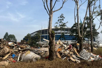 Os moradores do bairro Humaitá, na zona norte de Porto Alegre, realizaram uma manifestação na manhã deste sábado (8) contra o depósito de lixo no estacionamento da rua Padre Leopoldo Brentano, ao lado da Arena do Grêmio. Conforme Wagner Nunes, síndico do Condomínio Liberdade, que fica em frente ao terret=no, por volta das 7h30, cerca de 50 caminhões com lixo entraram no local para deixar os entulhos. Foto: Jovana Dullius/Agência RBS<!-- NICAID(15783879) -->