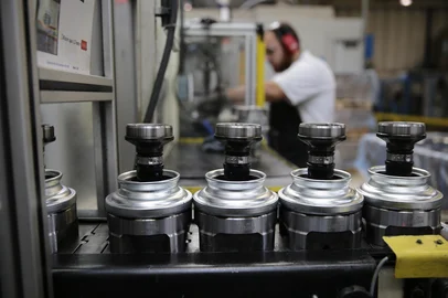 GRAVATAÍ, RS, BRASIL, 06-07-2017: planta de Gravataí da empresa de autopeças Dana Albarus, que produz a junta homocinética utilizada em veículos Ford Americanos, além de diversas outras partes de eixos cardan em outros modelos de carros e caminhões (FOTO FÉLIX ZUCCO/AGÊNCIA RBS, Editoria de Economia).<!-- NICAID(13015729) -->