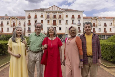 POÃOS DE CALDAS, MG, BRASIL, 30-01-2024: Dona MÃ´nica e a turma 70 encaram a frente do hotel de suas infÃ¢ncias.   . TURMA DA MÃNICA - ORIGENS - VocÃªs vÃ£o saber como MÃ´nica, Cebolinha, Magali, CascÃ£o e Milena se conheceram e viraram a turma mais amada do Brasil!  Na trama, antes de se tornarem amigos, eles vÃ£o passar as fÃ©rias no Limoeiro Palace Hotel. Uma chuva inesperada faz o hotel inventar uma disputada gincana, para o deleite de Denise, a fofoqueira mais amada do Limoeiro. Agora, sÃ³ uma das crianÃ§as poderÃ¡ vencer, numa semana cheia de diversÃ£o, intrigas, fofocas, investigaÃ§Ãµes, sabotagens, medo de Ã¡gua, melancias e plano infalÃ­veis! (Foto: Fabio Braga/PivÃ´ Audiovisual) / DIVULGAÃÃO. <!-- NICAID(15896192) -->