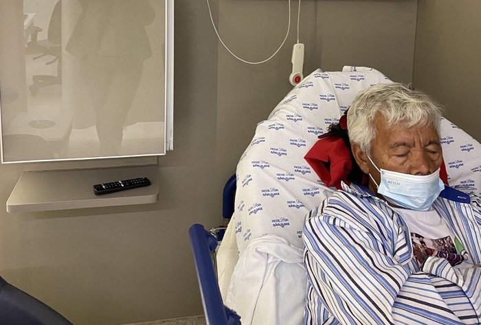 Roque, assistente de palco de Silvio Santos, leva tombo e é hospitalizado;  IMAGEM É FORTE