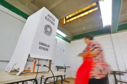 Porto Alegre, RS, Brasil, 30/10/2022 - Votação na maior sessão eleitoral de Porto Alegre, a Escola Baltazar de Oliveira Garcia - Foto: Lauro Alves/Agência RBS<!-- NICAID(15250127) -->