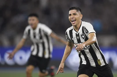 FBL-LIBERTADORES-BOTAFOGO-PEÑAROLBotafogo's Venezuelan forward #10 Jefferson Savarino celebrates scoring his team's third goal during the Copa Libertadores semi-final first leg football match between Brazil's Botafogo and Uruguay's Peñarol at the Olimpico Nilton Santos stadium in Rio de Janeiro, Brazil, on October 23, 2024.Daniel RAMALHO / AFP