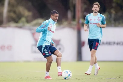 De La Cruz no treino do Flamengo