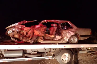 Homem morre em acidente entre carro e caminhão na RSC-153<!-- NICAID(15409947) -->
