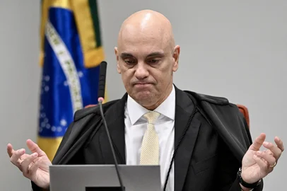 Brazilian Supreme Court judge Alexandre Moraes gestures during hearings involving former Brazilian President Jair Bolsonaro and his associates accused of attempting a coup d'état in January 2023, in Brasilia, on June 10, 2025. Brazil's Jair Bolsonaro helped draft a plan to "redo the election" he narrowly lost in 2022, a co-accused testified in the former president's coup trial on Monday. Prosecutors accuse the 70-year-old far-right leader, who governed Brazil from 2019 to 2022, of having led a "criminal organization" plotting to wrest power from leftist election victor Luiz Inacio Lula da Silva. (Photo by EVARISTO SA / AFP)Editoria: POLLocal: BrasíliaIndexador: EVARISTO SASecao: coup d'etatFonte: AFPFotógrafo: STF<!-- NICAID(16056446) -->