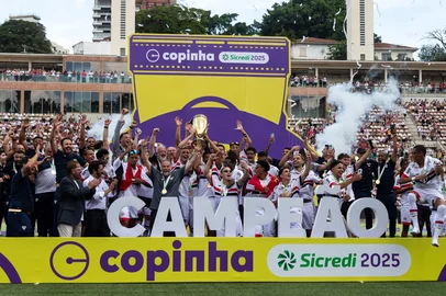 SP - FINAL/COPINHA - ESPORTES - São Paulo comemora o título após vitória sobre o Corinthians na final da Copinha 2025, realizada na manhã deste sábado (25) na Arena Mercado Livre Pacaembu em São Paulo, SP. 25/01/2025 - Foto: RODILEI MORAIS/FOTOARENA/FOTOARENA/ESTADÃO CONTEÚDO<!-- NICAID(15961436) -->