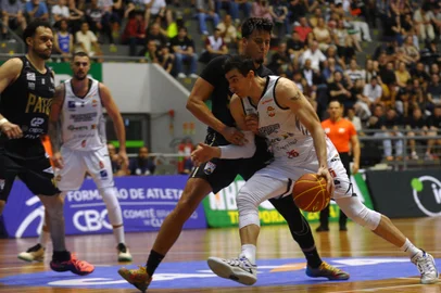 CAXIAS DO SUL, RS, BRASIL, 31/10/2024. Caxias do Sul Basquete x Pato Basquete, jogo válido pela sétima rodada do Novo Basquete Brasil - NBB 2024/2025 - realizado no ginásio do Sesi. (Porthus Junior/Agência RBS)<!-- NICAID(15904542) -->