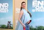 Anne Hathaway exibe barriguinha de grávida durante première de novo filme