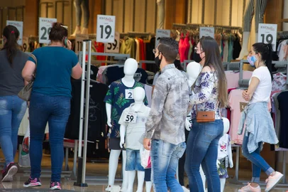 Vendas para o Dia das Mães superam em 21% expectativa para a data em Caxias do SulLevantamento da CDL Caxias aponta crescimento surpreendente frente a 2020. O aumento do tíquete médio também foi identificado, chegando a R$ 220. Melhora no quadro da pandemia, chegada do frio, tempo bom e intensificação de ações promocionais foram determinantes para o resultado As vendas para o Dia das Mães surpreendeu positivamente o comércio caxiense neste ano. Um levantamento realizado pelo Núcleo de Informações de Mercado da CDL Caxias do Sul, com lojas associadas à entidade - localizadas no Centro e shoppings -, identificou que o desempenho de 2021 superou em 21,21% o resultado do ano anterior e empatou com as comercializações para a data em 2019, quando ainda não havia pandemia. O indicador ficou acima do apurado na Pesquisa de Intenção de Compras, que previa uma estagnação com 2020, mas que poderia chegar a um crescimento de, no máximo, 10%, conforme o índice de confiança dos consumidores no momento da aquisição. A amostragem também identificou que o tíquete médio previsto para a segunda principal data do comércio caxiense ficou cerca de 20% a mais do que o esperado, com investimento entre R$ 210 e R$ 220 em presente(s). Segundo as lojas entrevistadas, o movimento maior foi entre sexta-feira (7) e sábado (8), véspera do Dia das Mães, que combinaram, ainda, com os dias de pagamento dos salários da maior parte da população.<!-- NICAID(14781284) -->