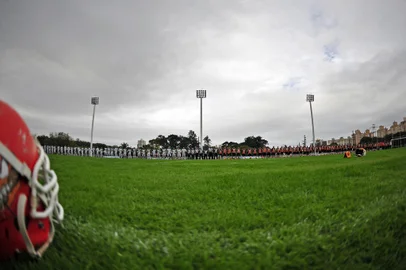 PORTO ALEGRE, RS, BRASIL, 24-05-2015 : Juventude FA vence o Porto Alegre Pumpkins e é campeão gaúcho de futebol americano. O Juventude FA venceu o Porto Alegre Pumpkins pelo placar de 28 a 6, neste domingo, no Estádio da PUC, e ficou com o título do Campeonato Gaúcho de Futebol Americano. (Foto: BRUNO ALENCASTRO/Agência RBS, Editoria Esportes)Indexador: FELIX ZUCCO<!-- NICAID(11429439) -->