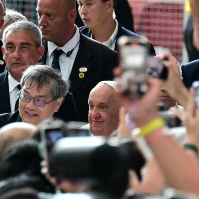 Pope Francis (L) leads a holy mass at the National Stadium in Singapore on September 12, 2024. (Photo by Tiziana FABI / AFP)Editoria: RELLocal: SingaporeIndexador: TIZIANA FABISecao: popeFonte: AFPFotógrafo: STF<!-- NICAID(15864562) -->