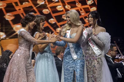 Miss Poland Karolina Bielawska (2nd R) is greeted after winning the 70th Miss World beauty pageant at the Coca-Cola Music Hall in San Juan, Puerto Rico on March 16, 2022. (Photo by Ricardo ARDUENGO / AFP)Editoria: ACELocal: San JuanIndexador: RICARDO ARDUENGOSecao: culture (general)Fonte: AFPFotógrafo: STR<!-- NICAID(15043432) -->