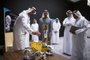 Mohamed bin Zayed Al Nahyan, atual presidente dos Emirados Árabes, conhecendo o protótipo do rover lunar Rashid 1, em junho desse ano.<!-- NICAID(15215229) -->
