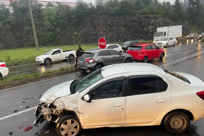 Colisão de carros deixa trânsito na RS-453, entre Caxias e Farroupilha, em meia pista<!-- NICAID(15866277) -->