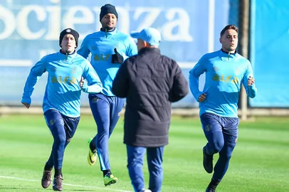 RS - FUTEBOL/ TREINO GREMIO 2025 - ESPORTES - Jogadores do Gremio realizam treino tÃ©cnico durante a tarde desta segunda-feira, no CT Luiz Carvalho, na preparaÃ§Ã£o para a partida valida pelo Campeonato Brasileiro 2025. FOTO: LUCAS UEBEL/GREMIO FBPA<!-- NICAID(16070847) -->