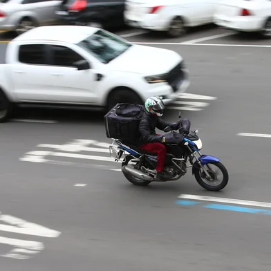 CAXIAS DO SUL, RS, BRASIL, 30/10/2025. Atividade profissional de telentrega e delivery é uma das que está ajudando a puxar os empregos no setor de serviços em Caxias do Sul. Setor foi um dos responsáveis pelo saldo positivo na geração de empregos no mês de setembro no município. Na foto, motoboys em atividade. (Porthus Junior/Agência RBS)<!-- NICAID(16157496) -->