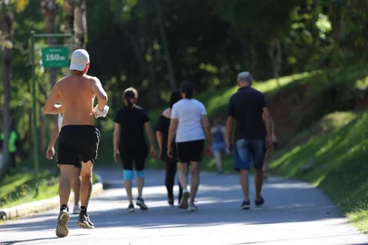 CAXIAS DO SUL, RS, BRASIL, 03/02/2025. Onda de calor trará temperaturas acima da média para a Serra nesta semana. Movimento no parque Getúlio Vargas, Parque dos Macaquinhos. Ambiental de clima, gente caminhando, correndo, andando de bicicleta. (Porthus Junior/Agência RBS)Indexador: Porthus JUNIOR<!-- NICAID(15967973) -->