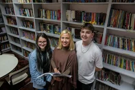 CAXIAS DO SUL, RS, BRASIL, 17/07/2025. Alunos Esther Pedroso Borges e Gustavo Sklarczyk Crestani, acompanhados da professora Juliana da Rocha Dalmolin. Eles estudam na Escola Municipal de Ensino Fundamental Ítalo João Balen e foram medalhistas da 27ª edição da Olimpíada Brasileira de Astronomia e Astronáutica (OBA). (Neimar De Cesero/Agência RBS)Indexador: Neimar De Cesero<!-- NICAID(16082545) -->