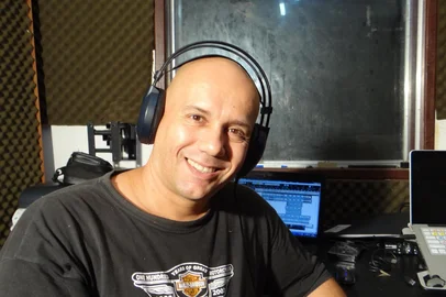 Anísio Mello Júnior, cantor das aberturas dos desenhos animados japoneses Dragon Ball e Dragon Ball Z, morreu nesta sexta-feira (27) em São Paulo. (Foto: Reprodução/Facebook)<!-- NICAID(16069656) -->