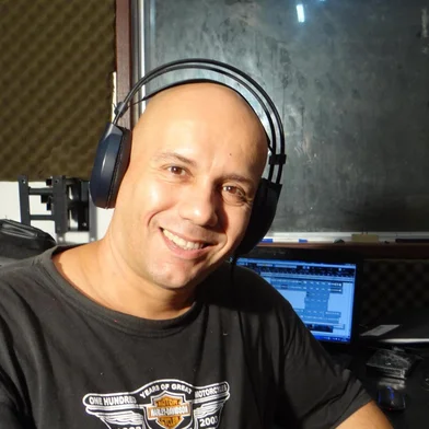 Anísio Mello Júnior, cantor das aberturas dos desenhos animados japoneses Dragon Ball e Dragon Ball Z, morreu nesta sexta-feira (27) em São Paulo. (Foto: Reprodução/Facebook)<!-- NICAID(16069656) -->