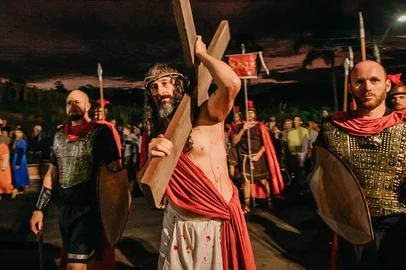 César Campeol interpreta Jesus Cristo na encenação de Carlos Barbosa na Páscoa.<!-- NICAID(16017504) -->
