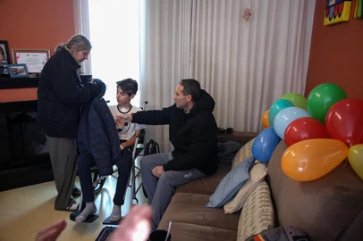 CAXIAS DO SUL, RS, BRASIL, 25/06/2026. Após um mês de internação, Benício Moscon recebe alta e vai para casa. O adolescente sofreu um acidente junto dos pais em maio, na Linha Julieta, em Farroupilha. (Ariéli Ziegler/Agência RBS)Indexador: Arieli Ziegler<!-- NICAID(16314077) -->