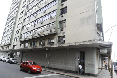 Prédio condenado. Sede da Fepam, Secretaria Estadual do Meio Ambiente e Metroplan na Rua Carlos Chagas, 55, entre as avenidas Mauá e Júlio de Castilhos, no Centro. Escoras de madeira sustentam a marquise sobre a calçada da Júlio de CastilhosLaje apresentra fissuras e infiltrações.<!-- NICAID(8121675) -->