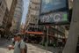 SP - CLIMA/SP/CALOR - GERAL - Pedestres enfrentam forte calor na região central de São Paulo, na tarde desta terça-feira (14). Ontem (13), a   cidade teve o dia mais quente do ano, segundo o Instituto Nacional de Meteorologia (Inmet). A temperatura máxima   foi de 37,7°C, a maior para um mês de novembro desde o início das medições, em 1943, e a segunda maior registrada   pelo Inmet em São Paulo nesses 80 anos - atrás somente dos 37,8°C de 17 de outubro de 2014.   14/11/2023 - Foto: BRUNO ROCHA/ENQUADRAR/ESTADÃO CONTEÚDO<!-- NICAID(15597734) -->