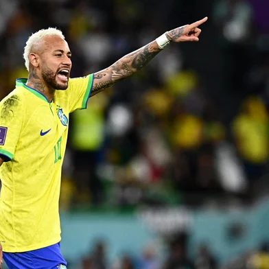 Brazil's forward #10 Neymar gestures during the Qatar 2022 World Cup quarter-final football match between Croatia and Brazil at Education City Stadium in Al-Rayyan, west of Doha, on December 9, 2022. (Photo by GABRIEL BOUYS / AFP)Editoria: SPOLocal: DohaIndexador: GABRIEL BOUYSSecao: soccerFonte: AFPFotógrafo: STF<!-- NICAID(15290900) -->