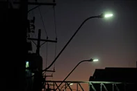 CAXIAS DO SUL, RS, BRASIL, 19/05/2023. Iluminação nas ruas e avenidas de Caxias passará a ser em LED após concessão do serviço para empresa. A formalização do serviço depende de etapas e prazos legais que, se forem cumpridos sem imprevistos, vão permitir iniciar a modernização das luminárias da cidade no começo de 2024. A atuação da empresa contratada, porém, pode ocorrer ainda neste ano, com reparos na rede atual. Na foto, postes de iluminação pública na rua Pinheiro Machado. (Porthus Junior/Agência RBS)Indexador: Porthus Junior                  <!-- NICAID(15433514) -->