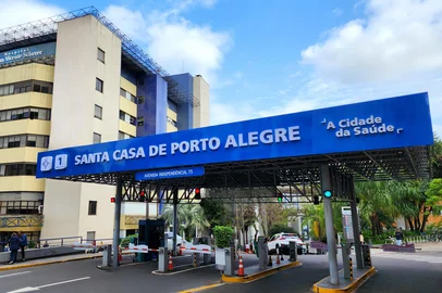 Acesso à Santa Casa de Misericórdia de Porto Alegre pela Avenida Independência<!-- NICAID(16159657) -->